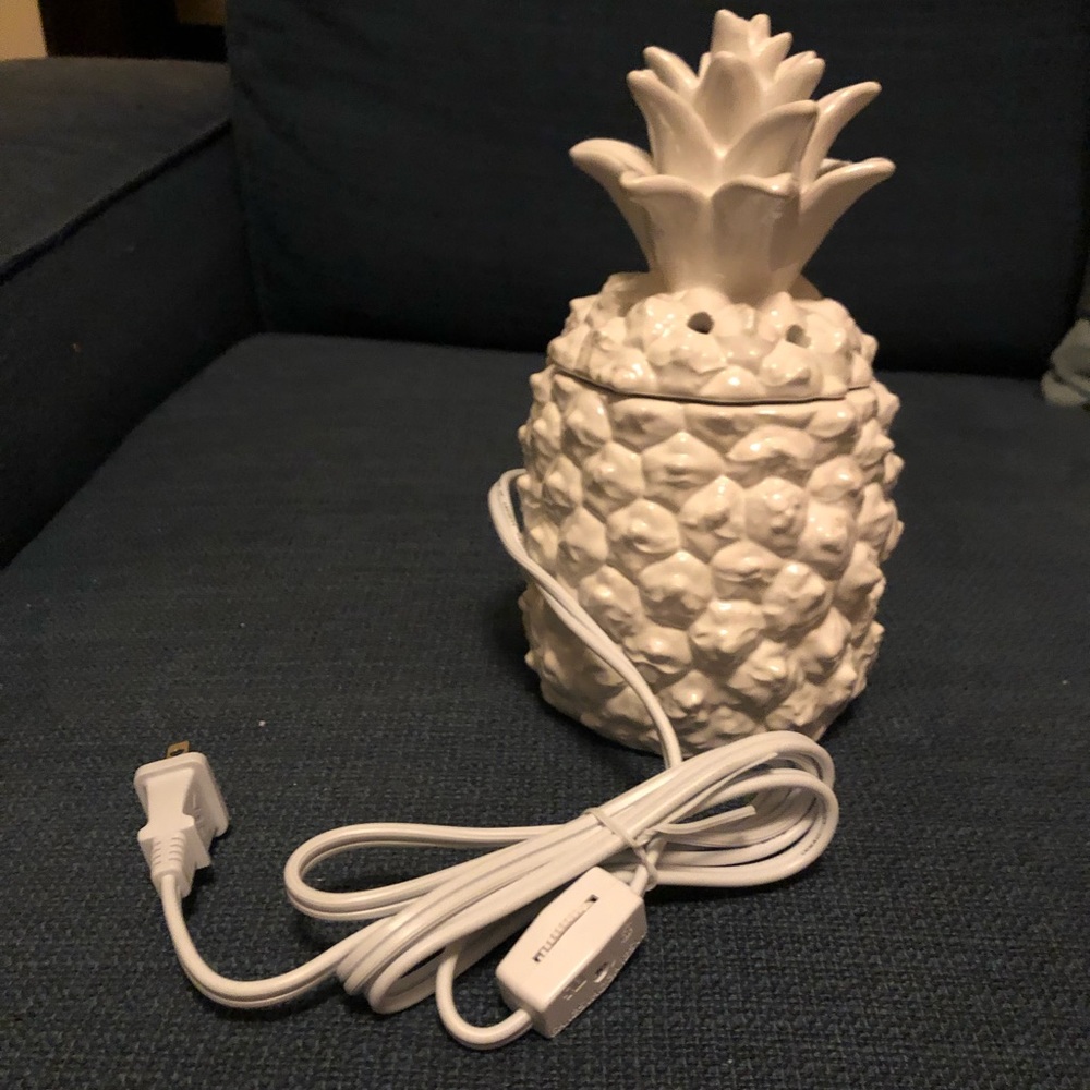 NIB Scentsy Pineapple candle warmer 🍍